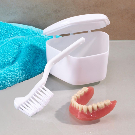 Krabička na zubnú protézu s čistiacim kefkou - Kliknutím zobrazíte detail obrázku.